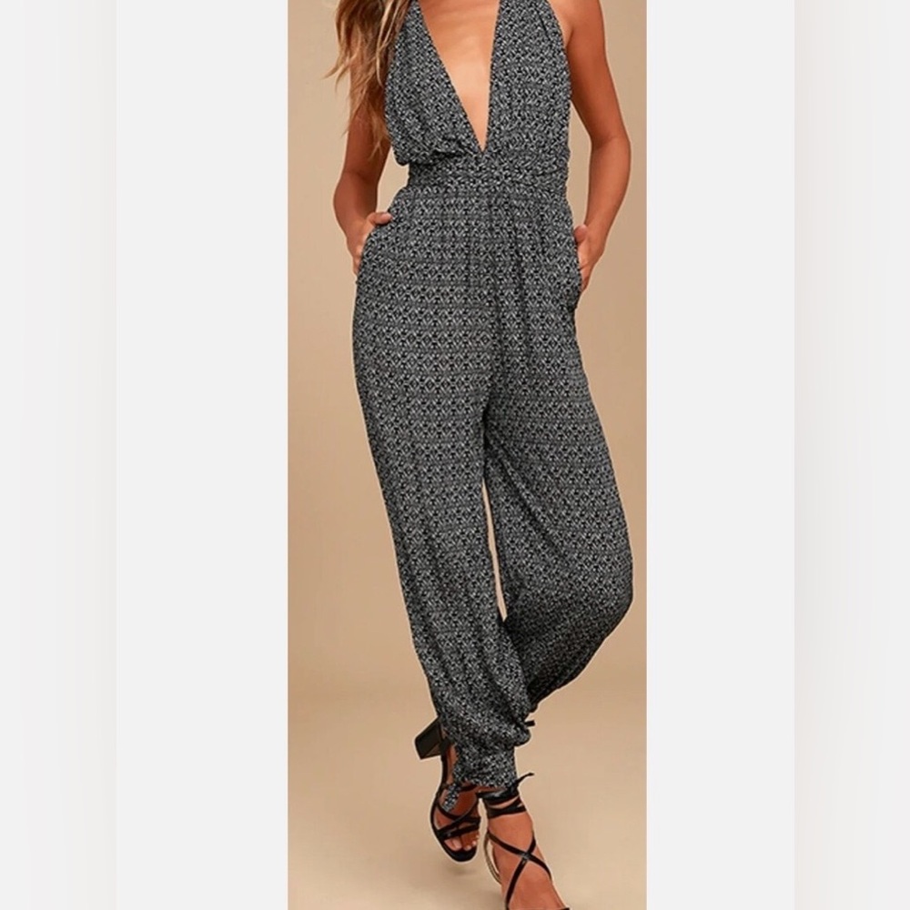 🖤 Lulus NWT Black Gray Print Halter Harem Jumpsuit Medium
